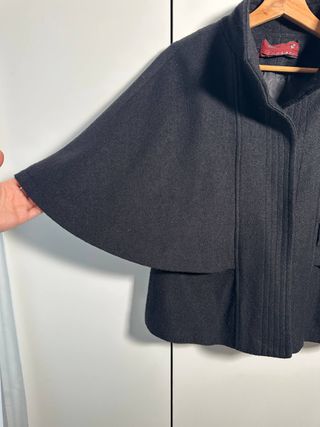 Abrigo capa lana cuello alto manga onda 65% lana