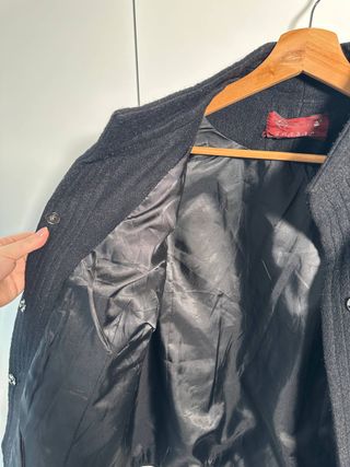 Abrigo capa lana cuello alto manga onda 65% lana