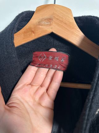 Abrigo capa lana cuello alto manga onda 65% lana