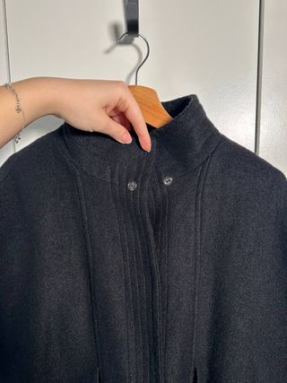 Abrigo capa lana cuello alto manga onda 65% lana