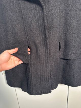 Abrigo capa lana cuello alto manga onda 65% lana