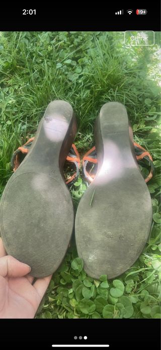 Sandalias planas naranjas y verdes