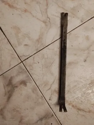 Herramientas: Sierras, destornillador y Palanca