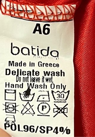 Vestido rojo con lazo y detalles dorados