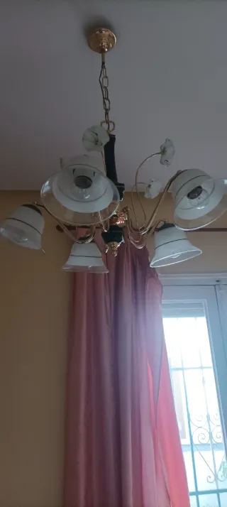 Lámpara de techo dorada y blanca