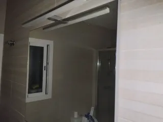 Specchio da bagno in vetro e metallo