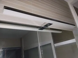 Specchio da bagno in vetro e metallo