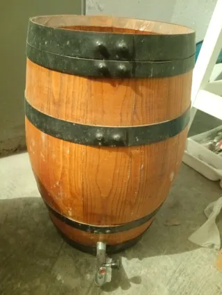 Barrica in legno con rubinetto