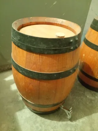 Barrica in legno con rubinetto