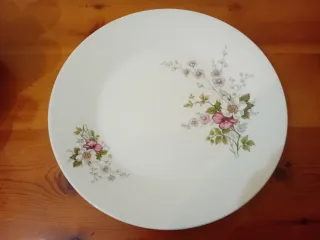 Plato de porcelana con flores