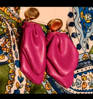 Pendientes fucsia nudo