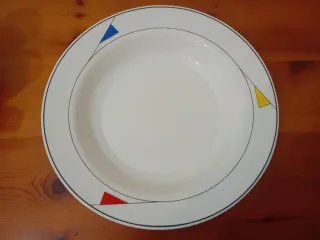 Plato de porcelana con diseño geométrico