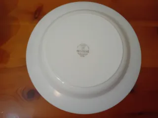 Plato de porcelana con diseño geométrico