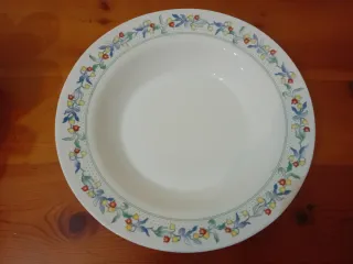 Plato hondo de porcelana con flores