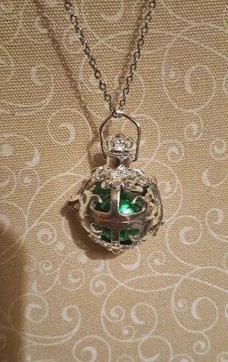 Llamador de ángeles con colgante verde