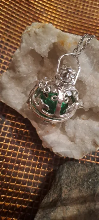 Llamador de ángeles con colgante verde