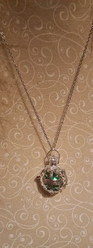 Llamador de ángeles con colgante verde