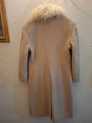 Abrigo beige con cuello de pelo