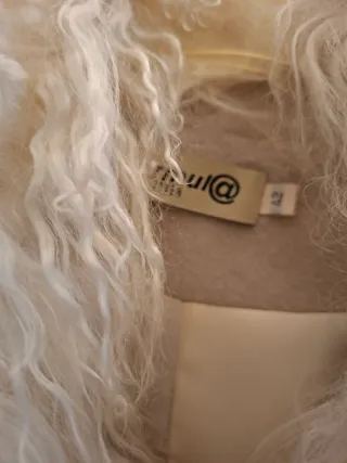 Abrigo beige con cuello de pelo