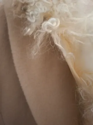 Abrigo beige con cuello de pelo