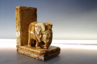 Fermalibri in alabastro. Elefante su libri. Alabastros Herna, Spagna.