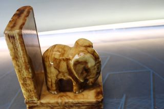 Fermalibri in alabastro. Elefante su libri. Alabastros Herna, Spagna.