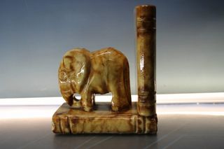 Fermalibri in alabastro. Elefante su libri. Alabastros Herna, Spagna.