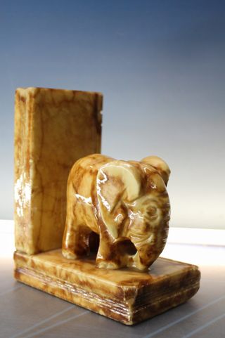 Fermalibri in alabastro. Elefante su libri. Alabastros Herna, Spagna.