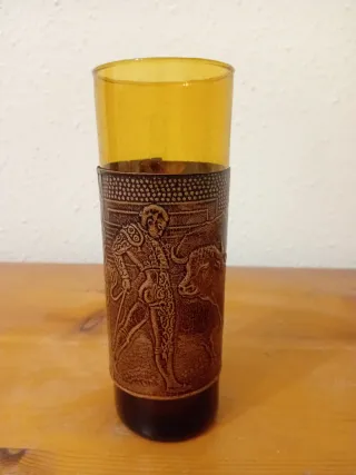 Vasos de vidrio ámbar con funda de cuero