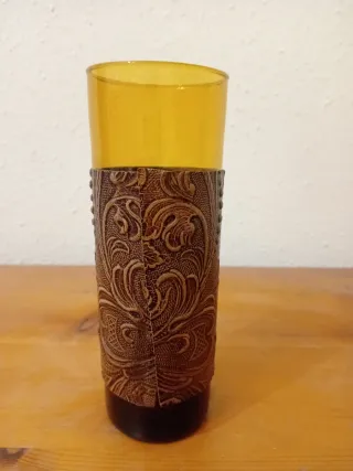 Vasos de vidrio ámbar con funda de cuero