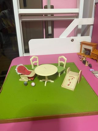 Casa de muñecas con chimenea