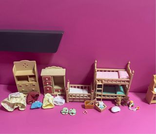 Casa de muñecas con chimenea