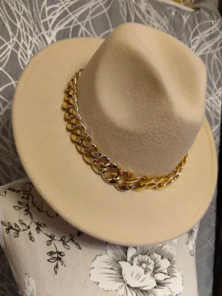 Sombrero beige con cadena dorada