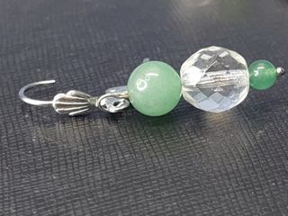 Pendientes largos de bisutería.