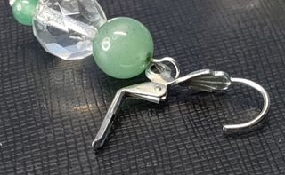 Pendientes largos de bisutería.