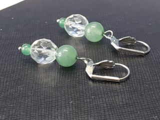 Pendientes largos de bisutería.