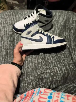 Zapatillas Jordan 1 Mid Azul y Blanco