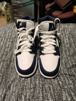 Zapatillas Jordan 1 Mid Azul y Blanco