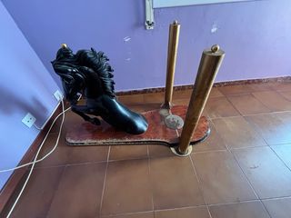 mesa de cristal y abajo forma de caballo