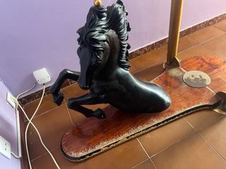 mesa de cristal y abajo forma de caballo