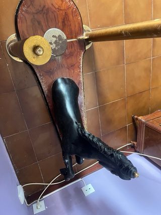 mesa de cristal y abajo forma de caballo