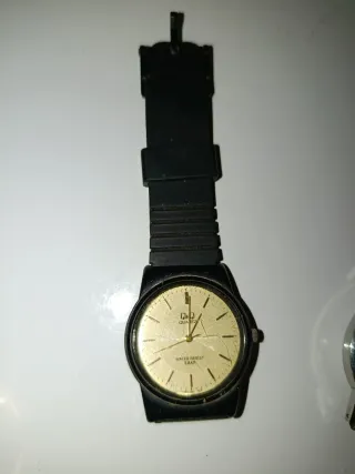 Reloj Q&Q Cuarzo Dorado y Negro