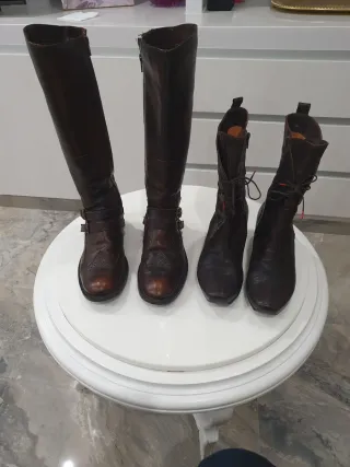 Dos pares de botas de piel