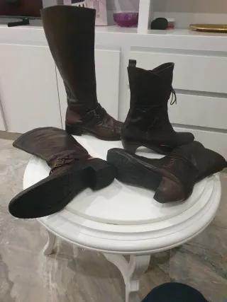 Dos pares de botas de piel