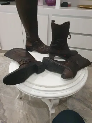 Dos pares de botas de piel