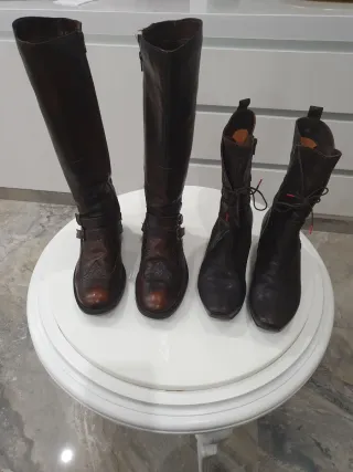 Dos pares de botas de piel