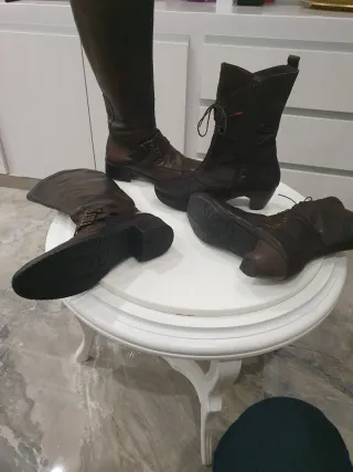 Dos pares de botas de piel