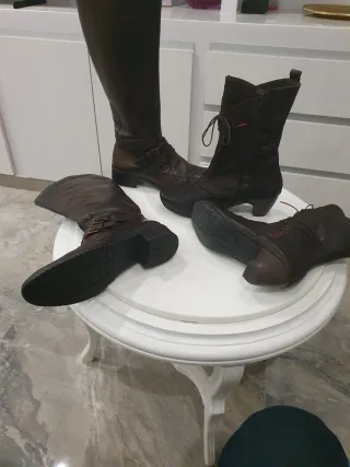 Dos pares de botas de piel