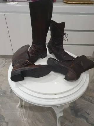 Dos pares de botas de piel