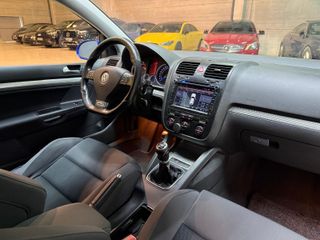 VOLKSWAGEN Golf 3.2 R32 4MOTION